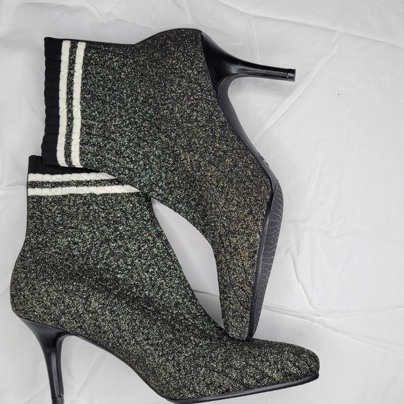 Stuart Weitzman - Picture 5 of 8